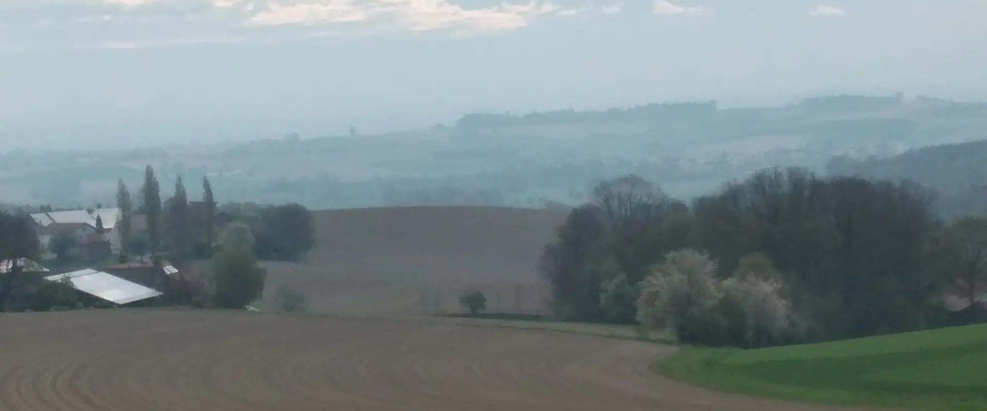 Hügelland in Niederbayern mit Feldern und Hof